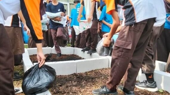 School Gardening Project: Siswa Belajar Berkebun di Lahan Sekolah