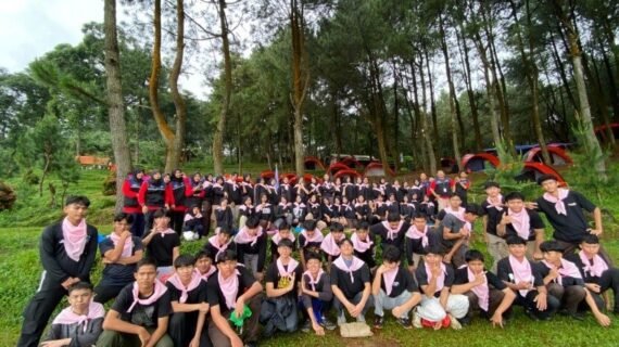 Menempa Karakter Pemimpin Muda SMA Smart Cibinong di Alam Terbuka
