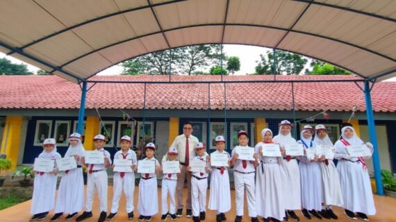 SD Smart Cibinong Menyerahkan Beasiswa Akademik kepada Siswa Berprestasi
